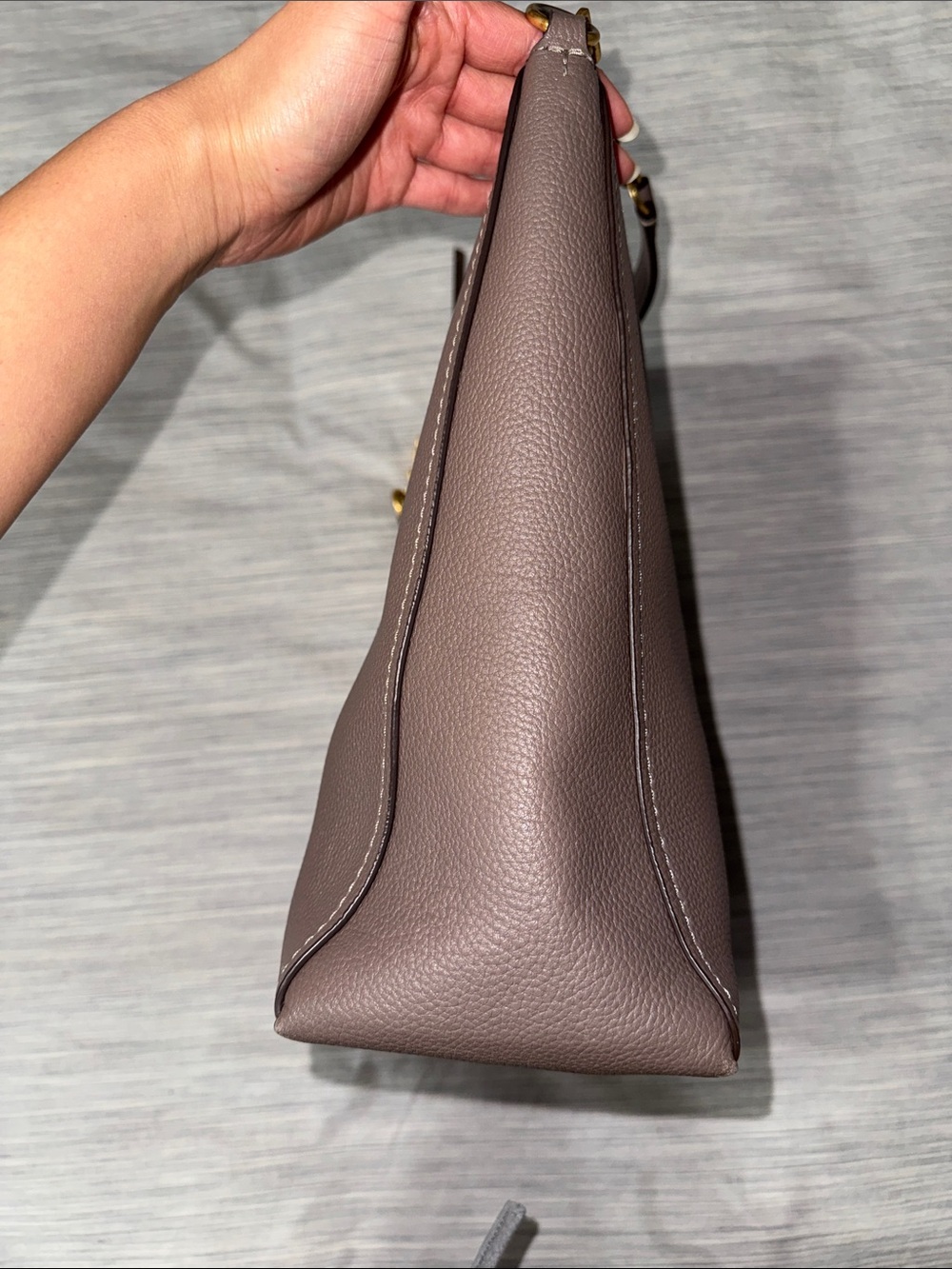 Tory Burch Taupe Carson Pebbled Leather Shoulder Slouchy Hobo Bag - Picture 12 of 17
